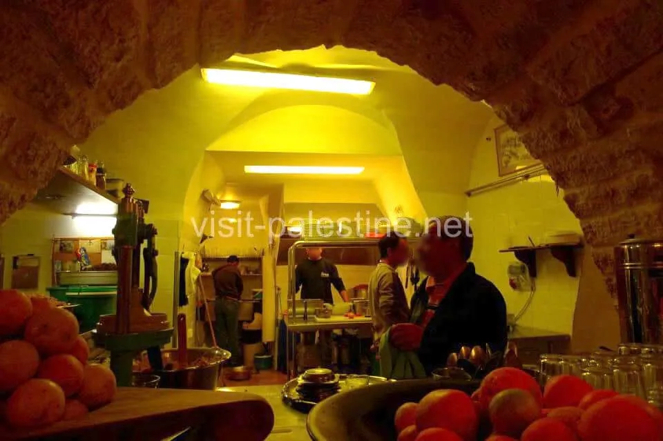 ベツレヘムのファラフェル屋Afteemの店内