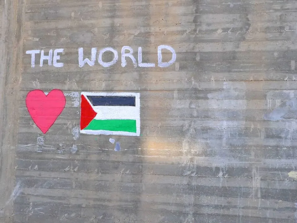 ベツレヘム アイダキャンプのThe World Loves Palestineの落書き ベツレヘム アイダキャンプのThe World Loves Palestineの落書き