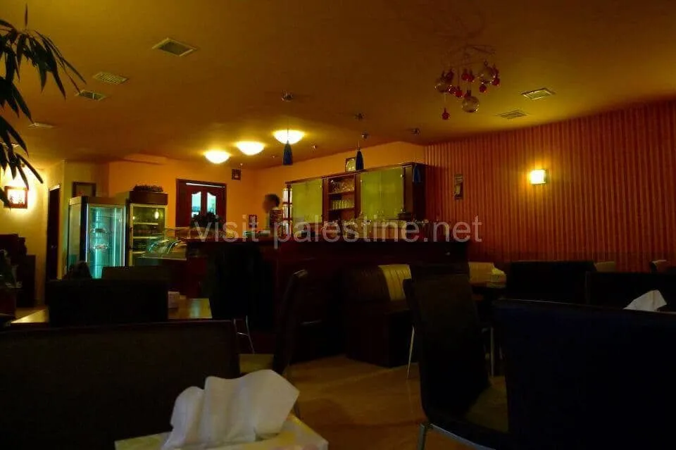 落ち着いてモダンな店内。お茶したりご飯を食べたり、気軽に行ってみて下さい。 ベツレヘム カフェBonjourの店内