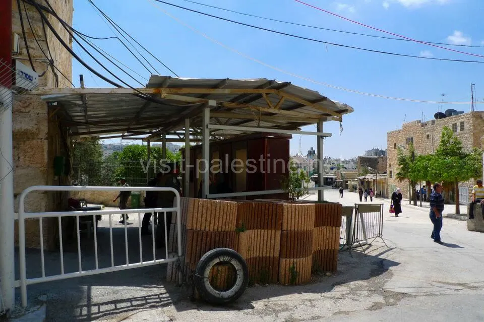 ヘブロン アブラハム・モスクのムスリムパートへの検問