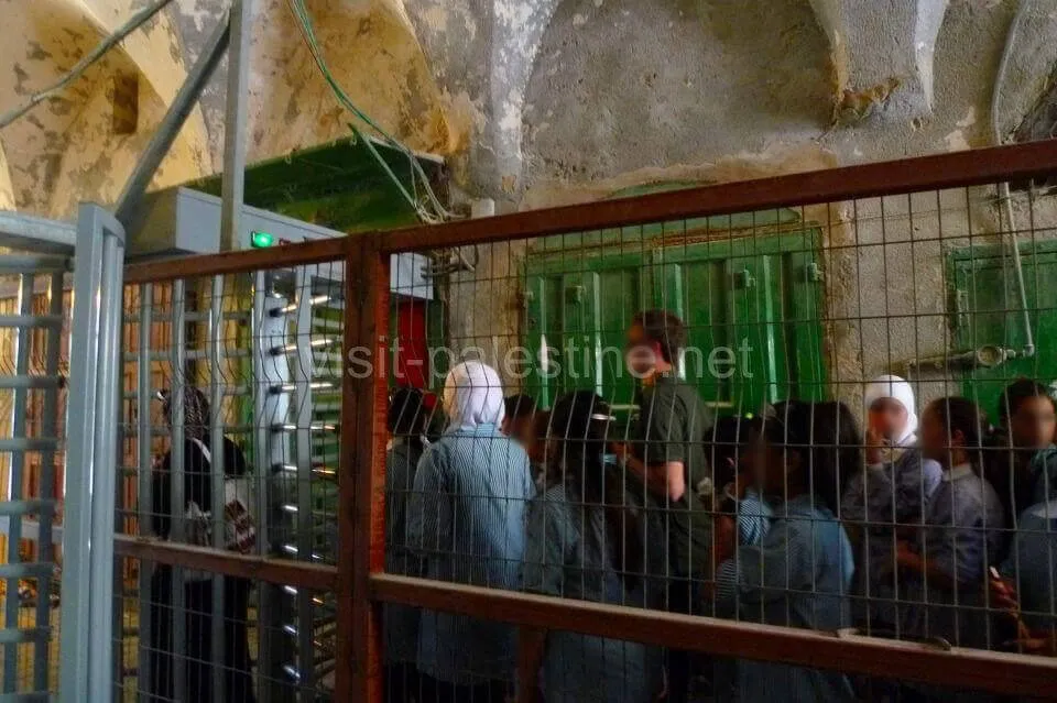 ヘブロン 旧市街へのチェックポイントでの行列