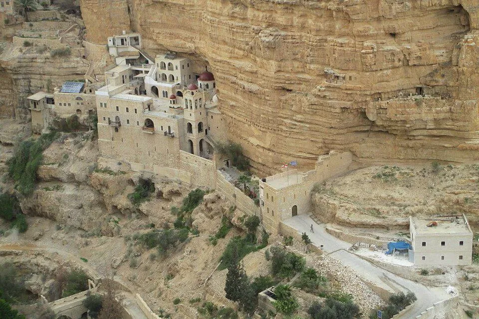 崖にへばりつくように建設された聖ジョージ修道院は、1901年に再建。 Dr. Avishai Teicher Pikiwiki Israel ワディ・ケルト 聖ジョージ修道院