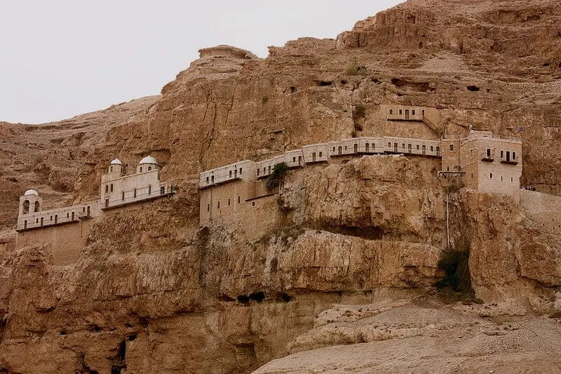 崖の上からは死海が一望できます。午前中に登るのがオススメ。 Seetheholyland.net ジェリコ 誘惑の山