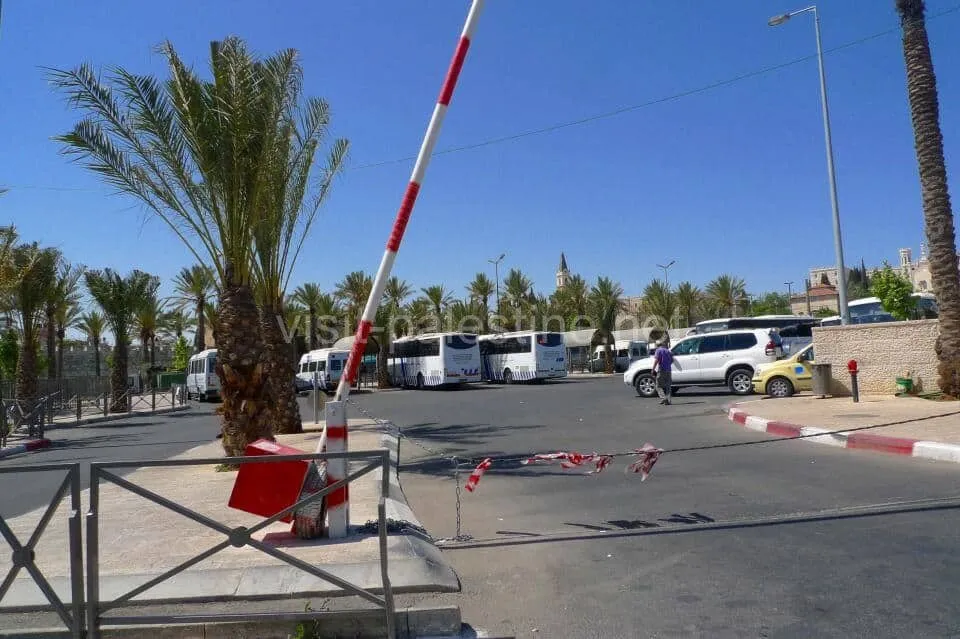 ダマスカス門前のアラブ・バス・ステーション