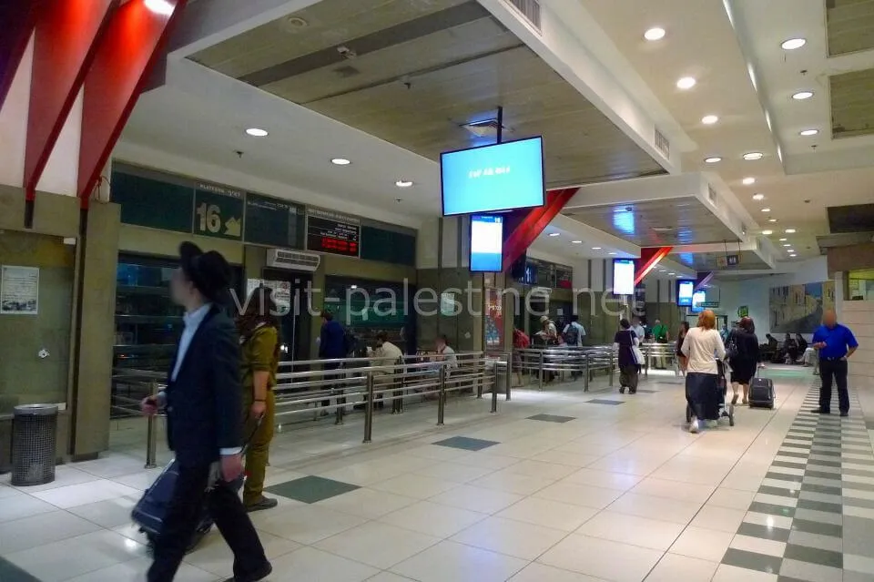 エルサレム セントラル・バス・ステーションのバス乗り場