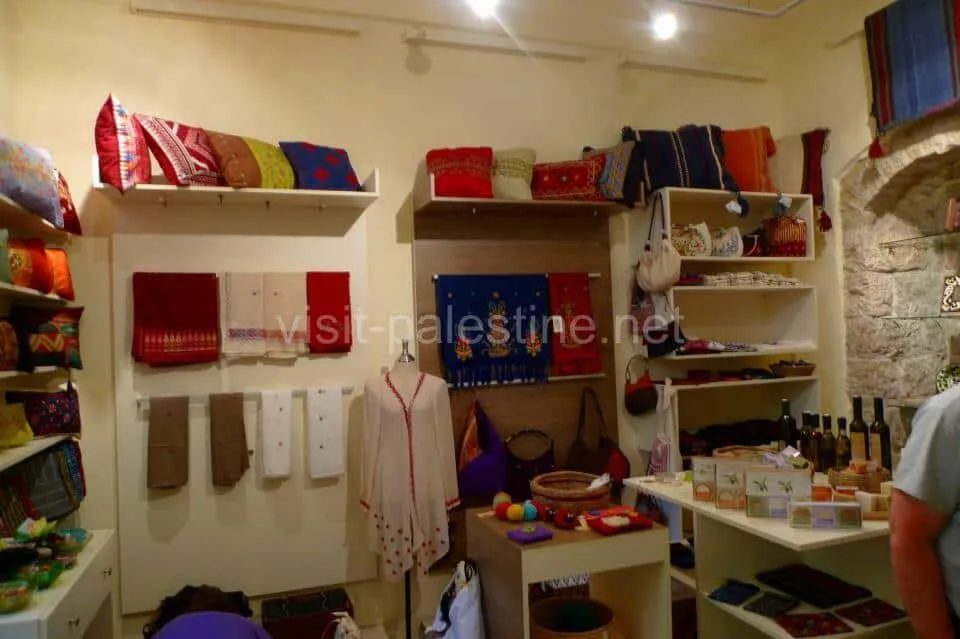 エルサレム SUNBULRAで販売されている刺繍製品