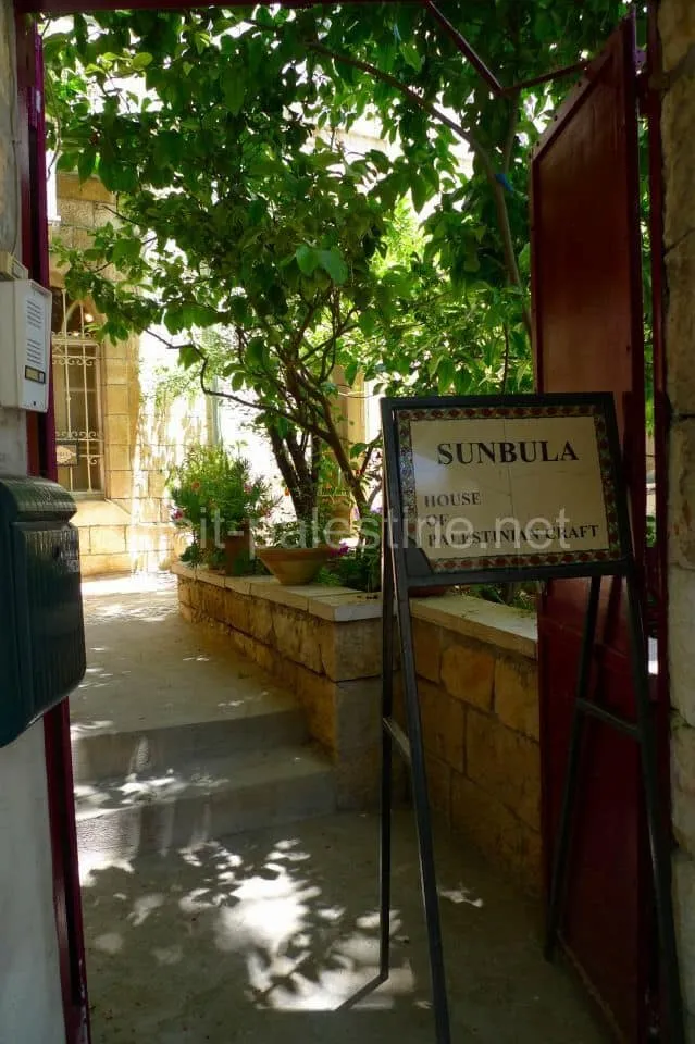 SUNBULAのエントランス。可愛らしい庭園を通って店内へ。 エルサレム SUNBULRAの入り口