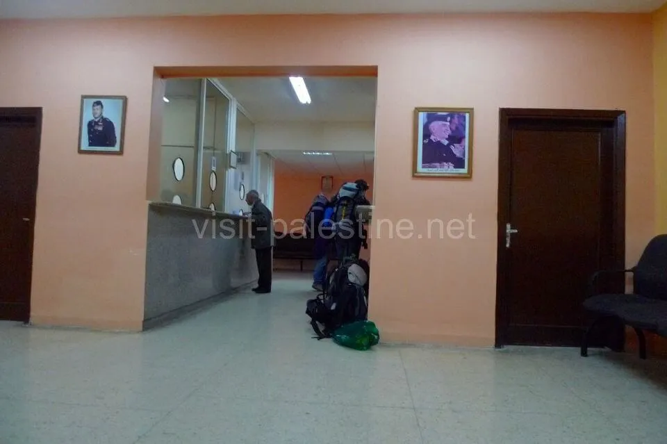 ヨルダンのアレンビー橋の出国ブースの中