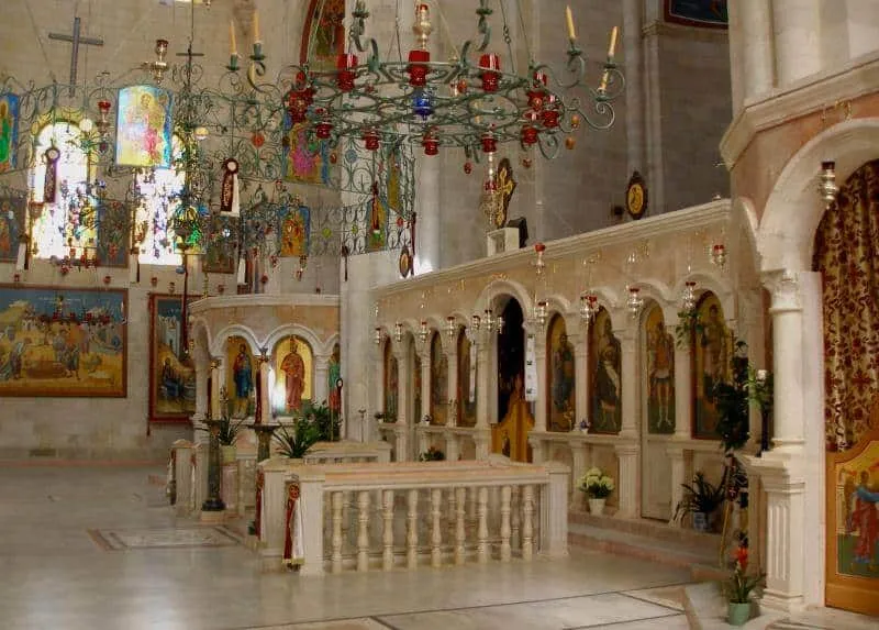 フォティニア教会の内部。中央の階段を降りるとヤコブの井戸に。 Seetheholyland.net ナブルス フォティニア教会の内部