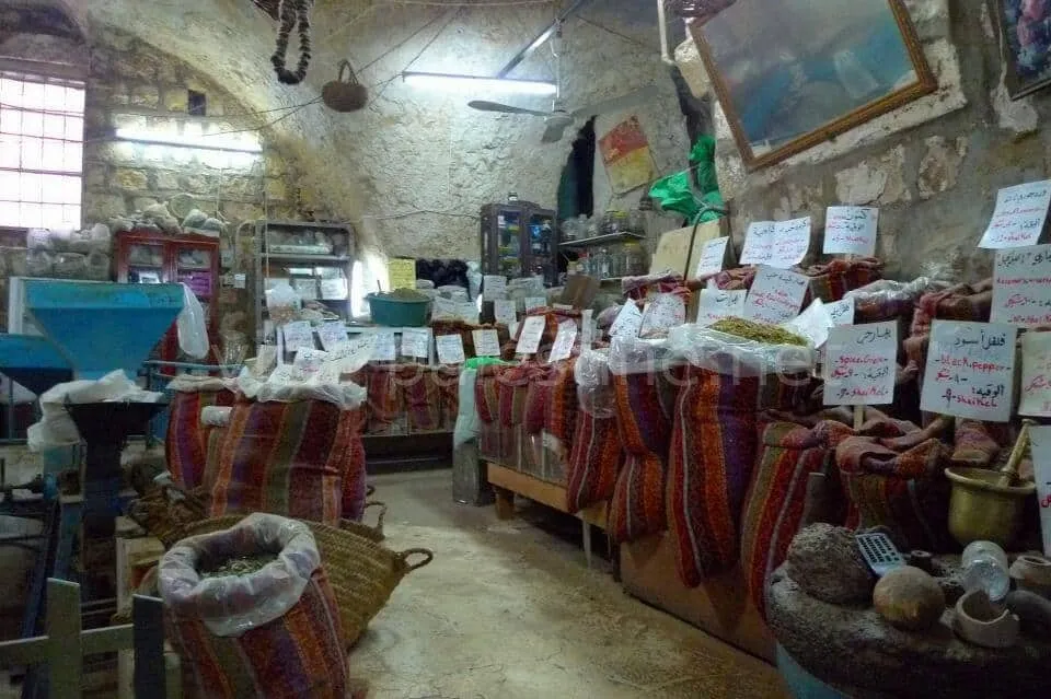 ハーブ屋では好きなグラム数で購入出来ます。 ナブルス 旧市街のハーブ屋