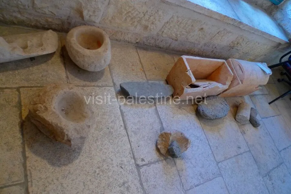 大きな壷などの出土品の他、古代のアクセサリーといった小さいものも。 ラマッラー博物館に展示されている出土品