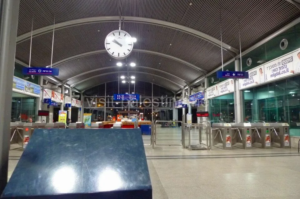 Tel Aviv HaHagana駅。 テルアビブ HaHagana駅の構内